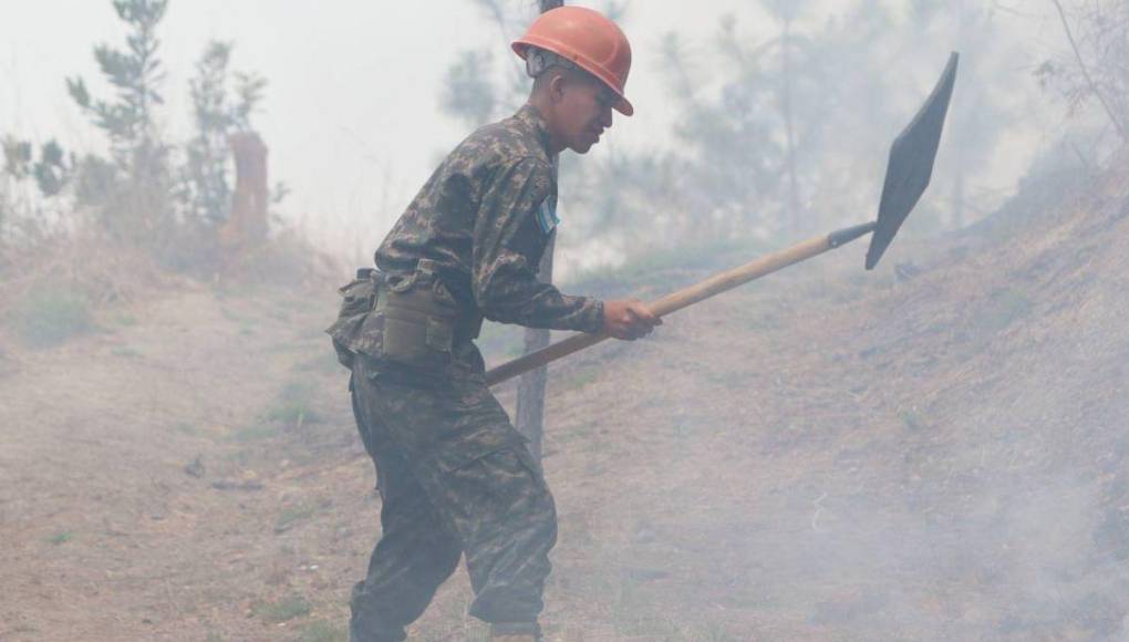 Cansados y sofocados: militares y bomberos trabajan sin cesar para apagar incendio en La Tigra