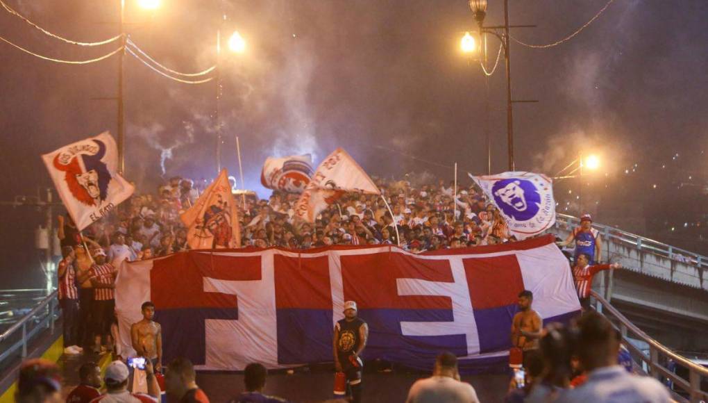 Espectacular llegada de la Ultra Fiel para el clásico Olimpia vs Motagua