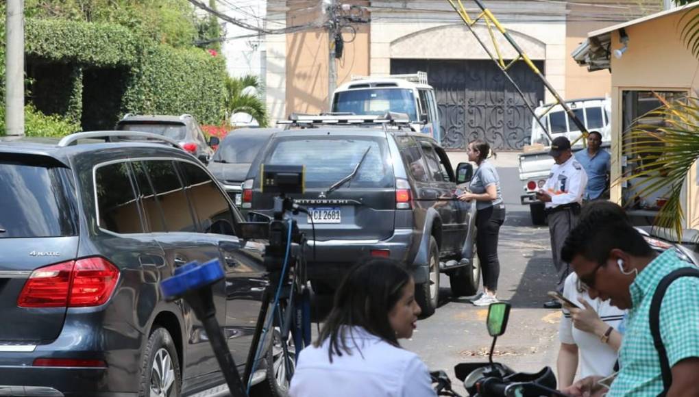 Una que otra visita: ambiente en alrededores de residencia de Juan Orlando Hernández en la capital