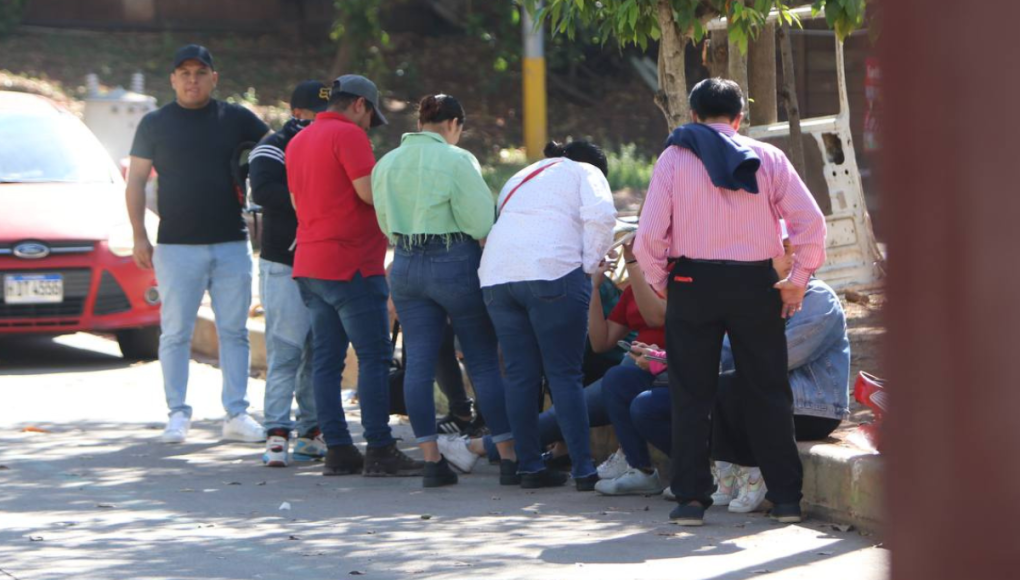 Continúan protestas en la Senaf tras agresión de policía a manifestantes