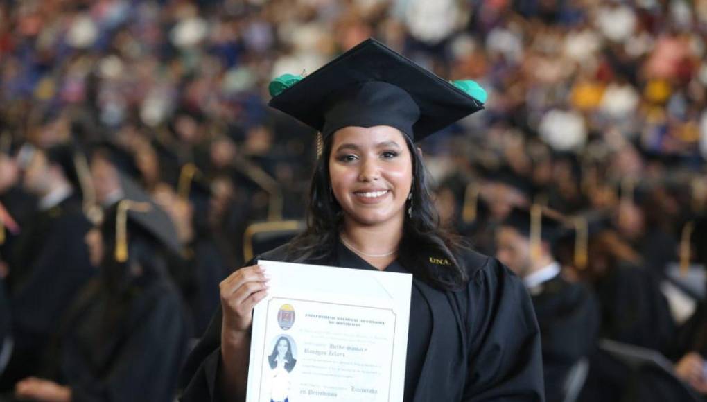 ¡Felicidades! La UNAH presenta más de 1,600 profesionales en las primeras graduaciones del año