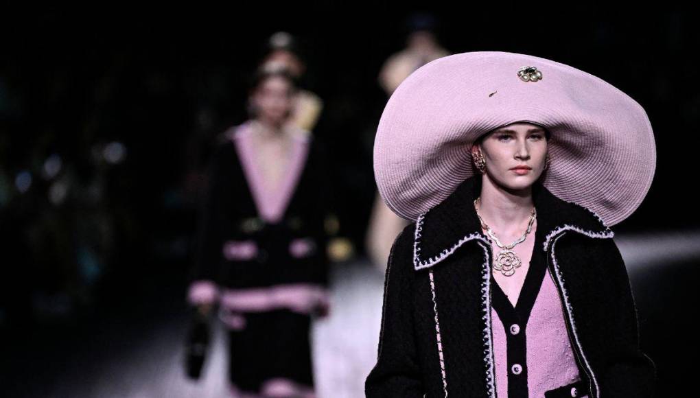 Chanel pasea a la mujer a orillas del mar, un día de invierno