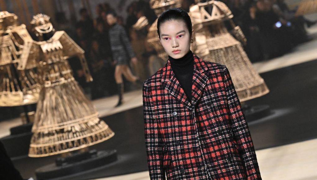 Oda a los años 60 en el desfile Dior de la Semana de la moda femenina