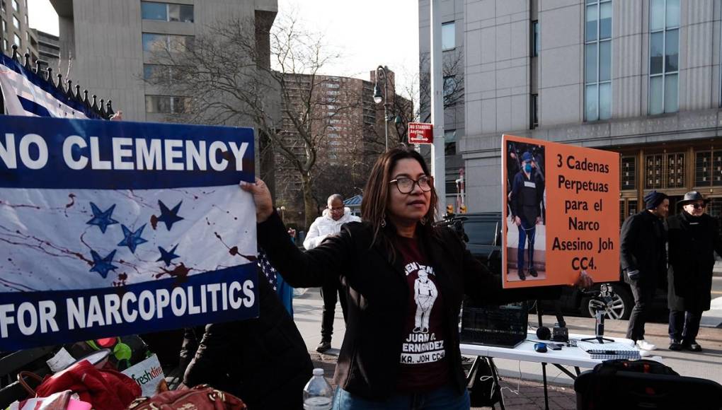 Juicio de JOH: Con banderas y pancartas, hondureños acuden a Corte de Nueva York