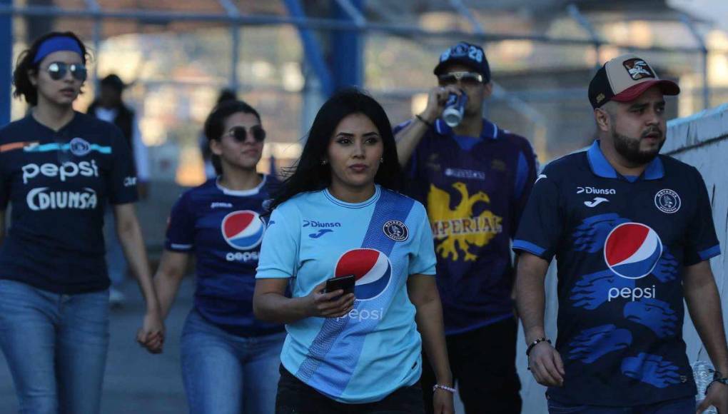 ¡Las Bellezas en el Nacional! Chicas roban miradas en el Motagua vs Olimpia