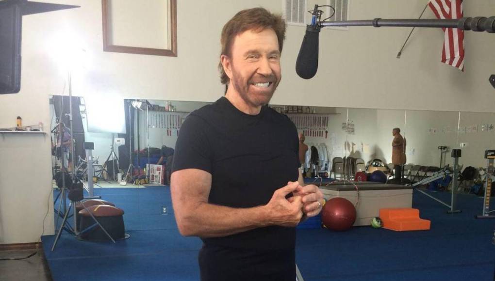 Chuck Norris celebra sus 84 años más activo que nunca; así ha sido su cambio físico