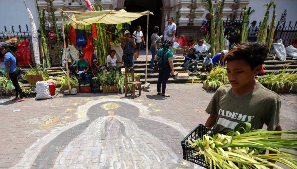 Tradición de palmas por Domingo de Ramos pinta de verde al Centro Histórico