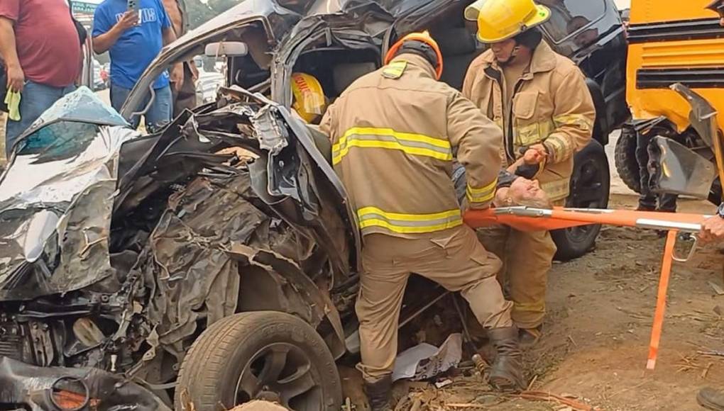 El difícil rescate tras colisión entre bus, camioneta y turismo en Villanueva