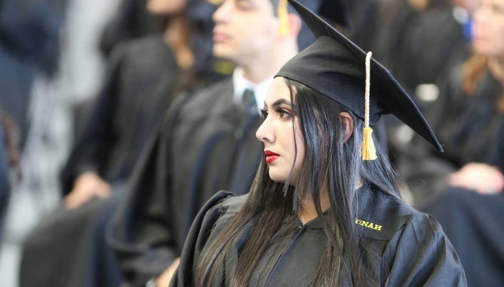 ¡Felicidades! La UNAH presenta más de 1,600 profesionales en las primeras graduaciones del año