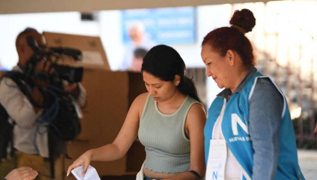 Salvadoreños salen a votar en una casi asegurada reelección de Bukele