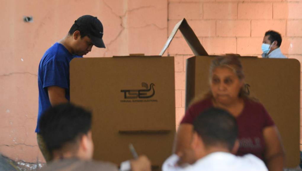 Salvadoreños salen a votar en una casi asegurada reelección de Bukele