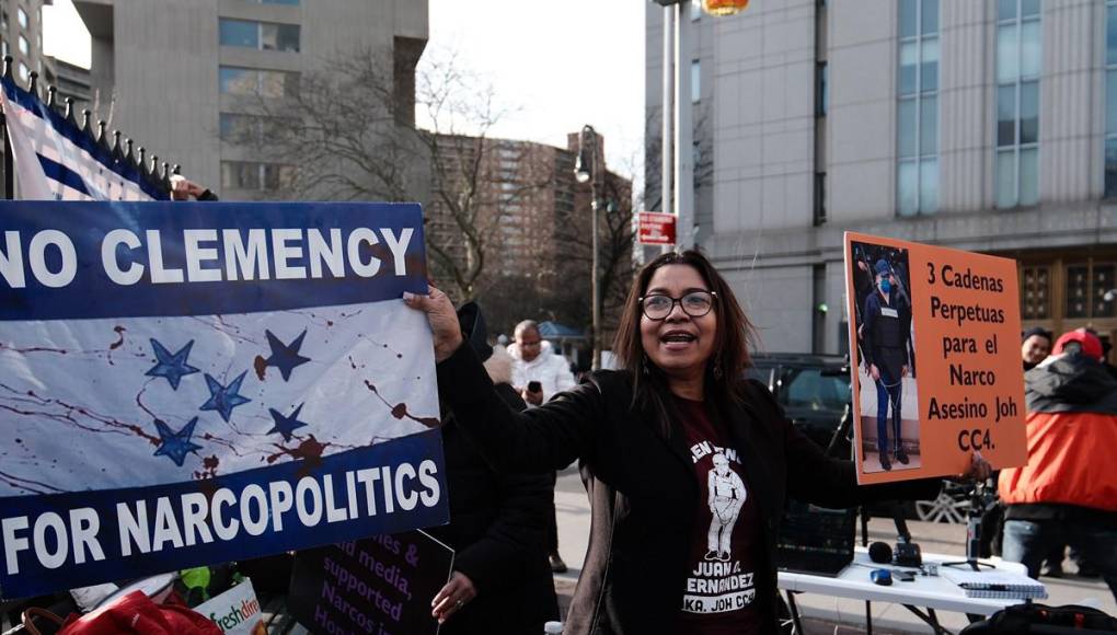 Juicio de JOH: Con banderas y pancartas, hondureños acuden a Corte de Nueva York