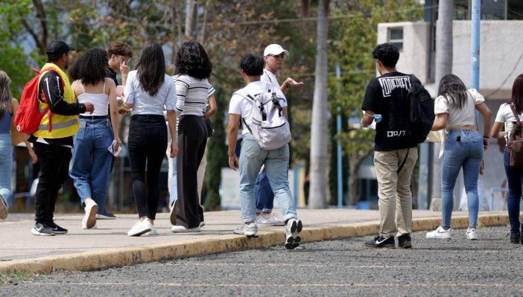 Con sala de espera para padres: así fue el ambiente en la UNAH en primera PAA de 2024