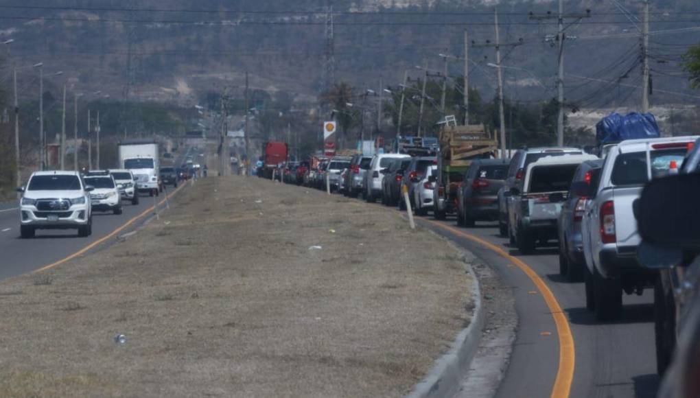 Abarrotadas de veraneantes las salidas de la capital por Semana Santa