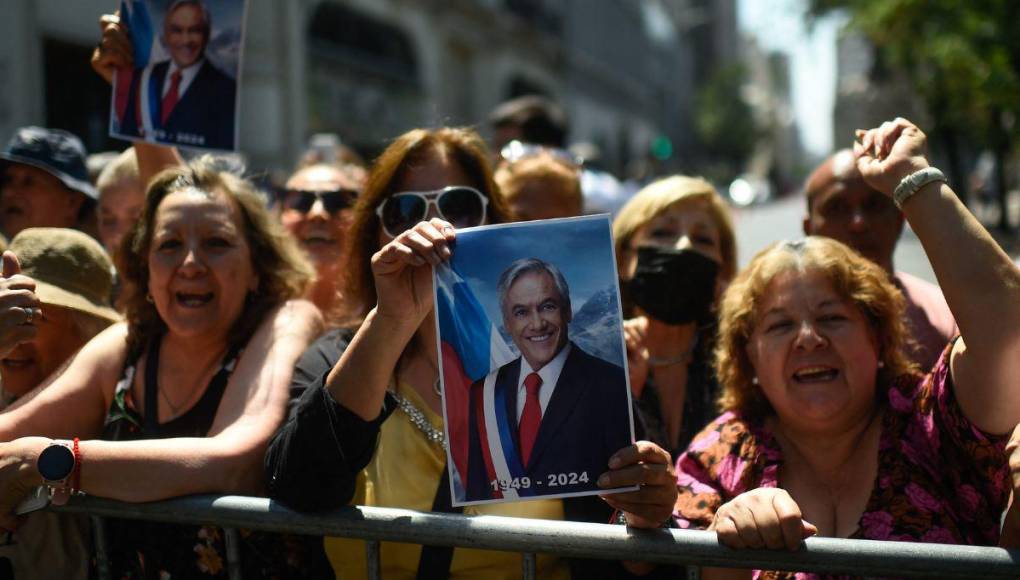 En medio de llanto de familiares y presencia de Gabriel Boric: así fue la llegada del féretro de Sebastián Piñera