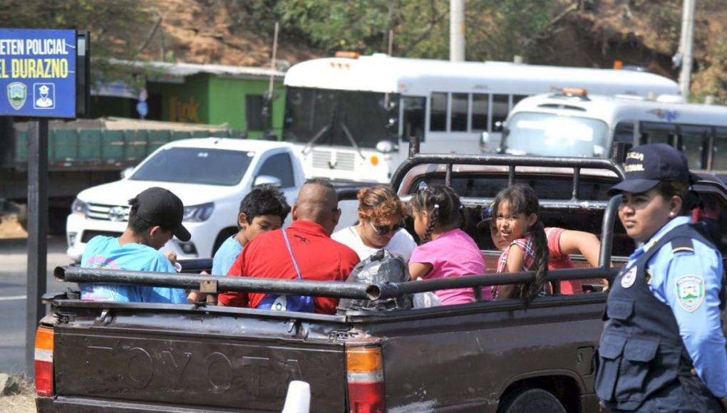 En carros paila y en buses, capitalinos siguen saliendo de la ciudad por Semana Santa