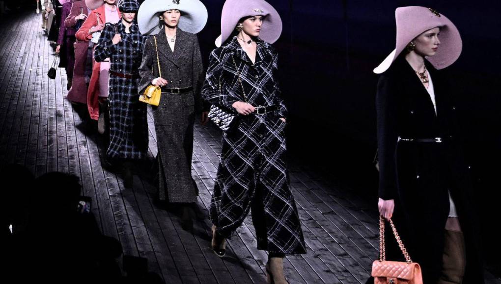 Chanel pasea a la mujer a orillas del mar, un día de invierno