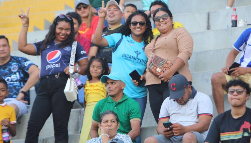 ¡El Emilio Williams se viste de Azul y Naranja! Bellezas deslumbran para el Motagua vs Lobos