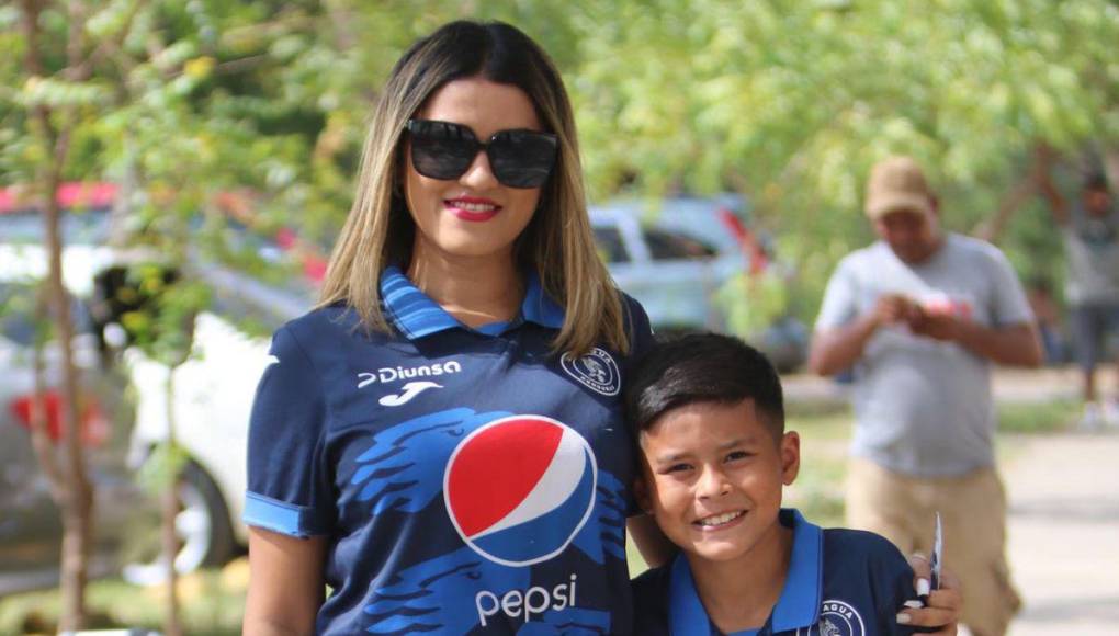 ¡El Emilio Williams se viste de Azul y Naranja! Bellezas deslumbran para el Motagua vs Lobos