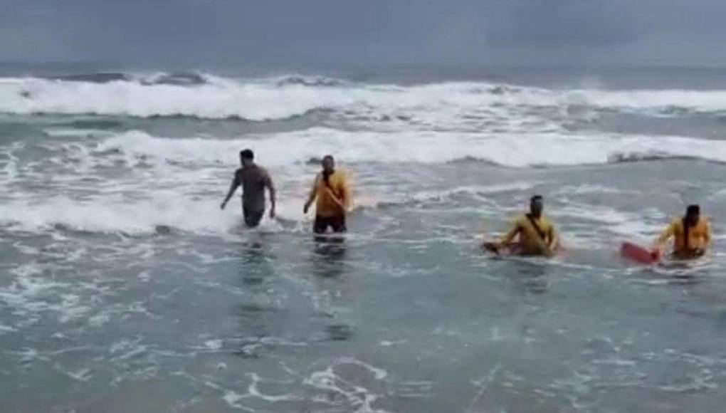 Así fueron los rescates de varios hondureños en ríos y playas durante la Semana Santa