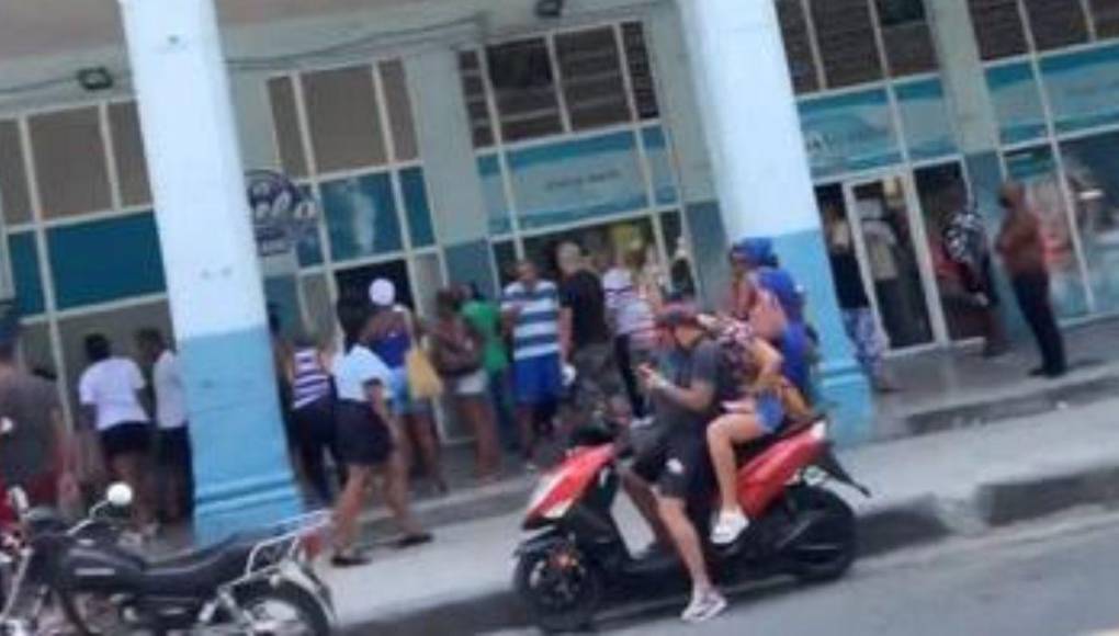 Cubanos salen a las calles en protesta por la escasez y apagones