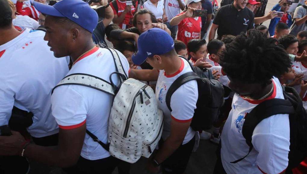 ¡Lo que no viste en TV! Así fue el Olimpia vs Lobos: selfis, goles y hasta bellezas