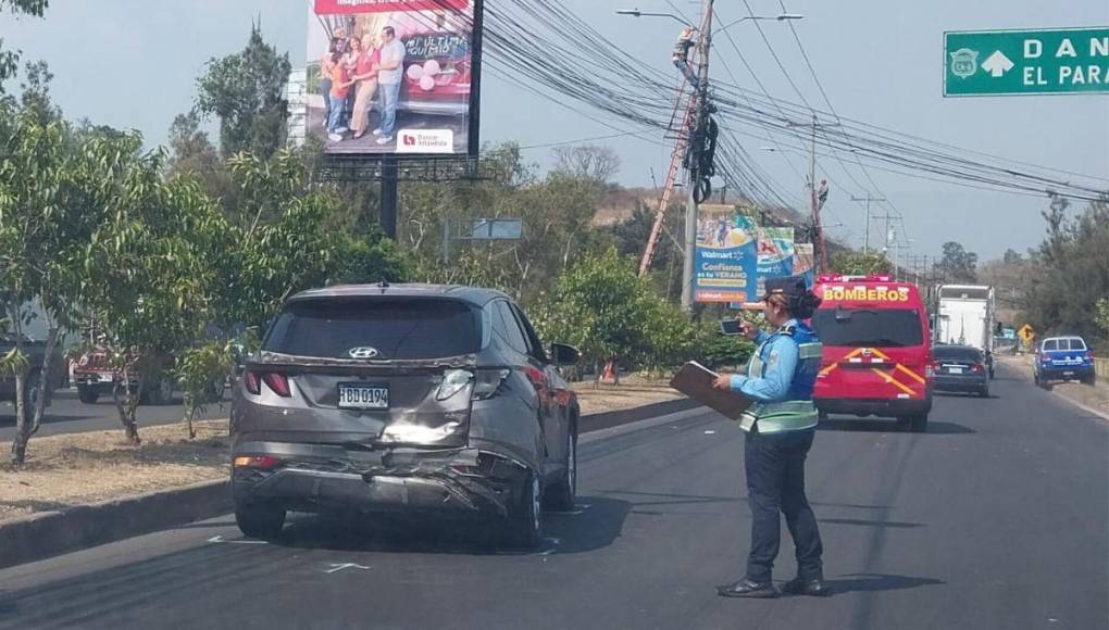 Carros dañados y postes caídos: imágenes del accidente de rastra en anillo periférico