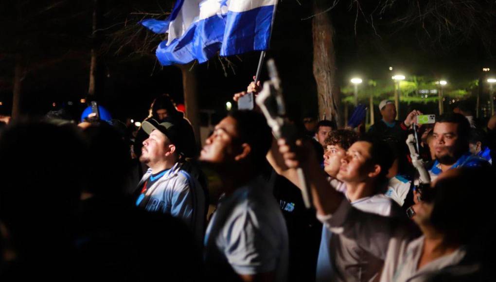 ¡Euforia por la H! Banderazo de los aficionados de la Selección de Honduras