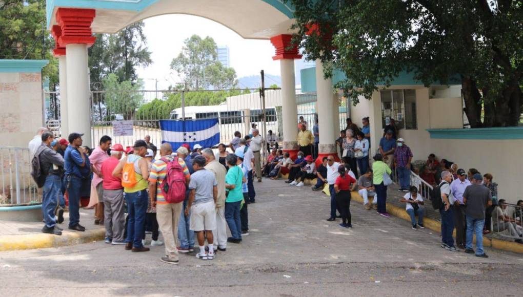 Exigiendo reajuste salarial, jubilados y pensionados protestan en Injupemp