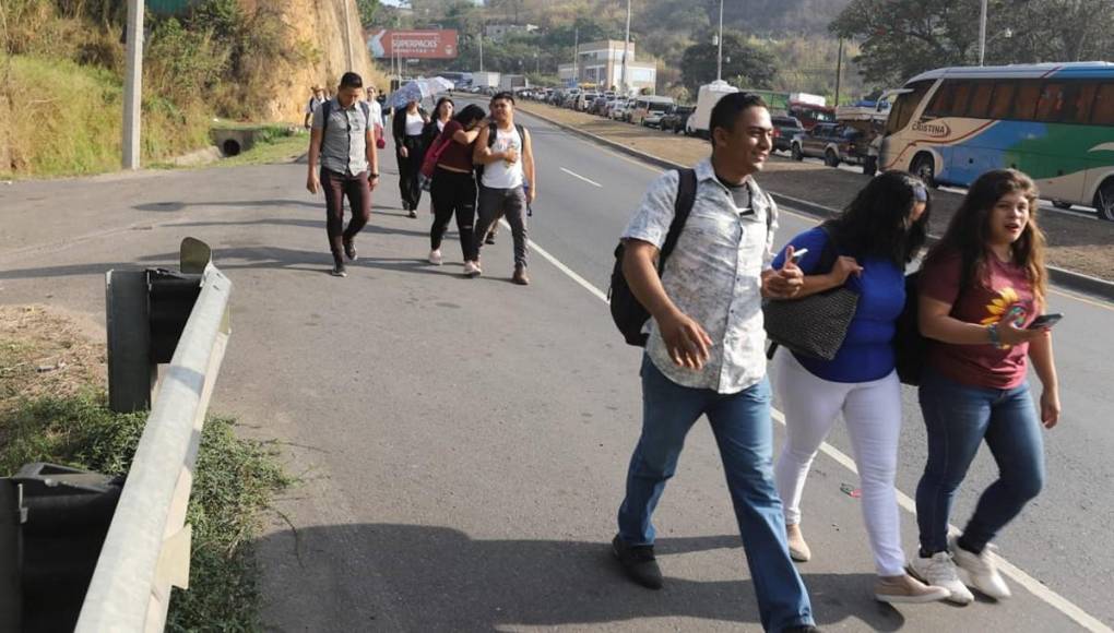 Largas filas en El Durazno por protesta de pacientes renales