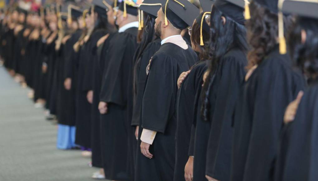 ¡Felicidades! La UNAH presenta más de 1,600 profesionales en las primeras graduaciones del año