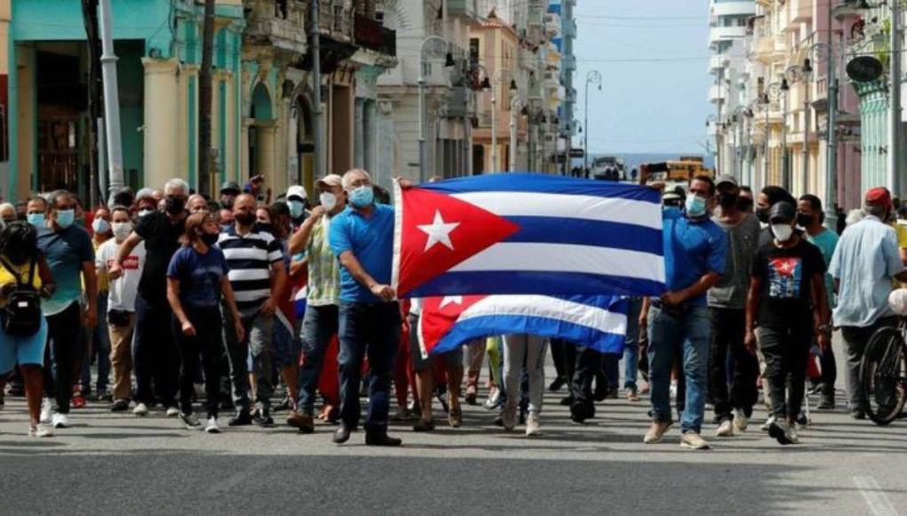 Cubanos salen a las calles en protesta por la escasez y apagones