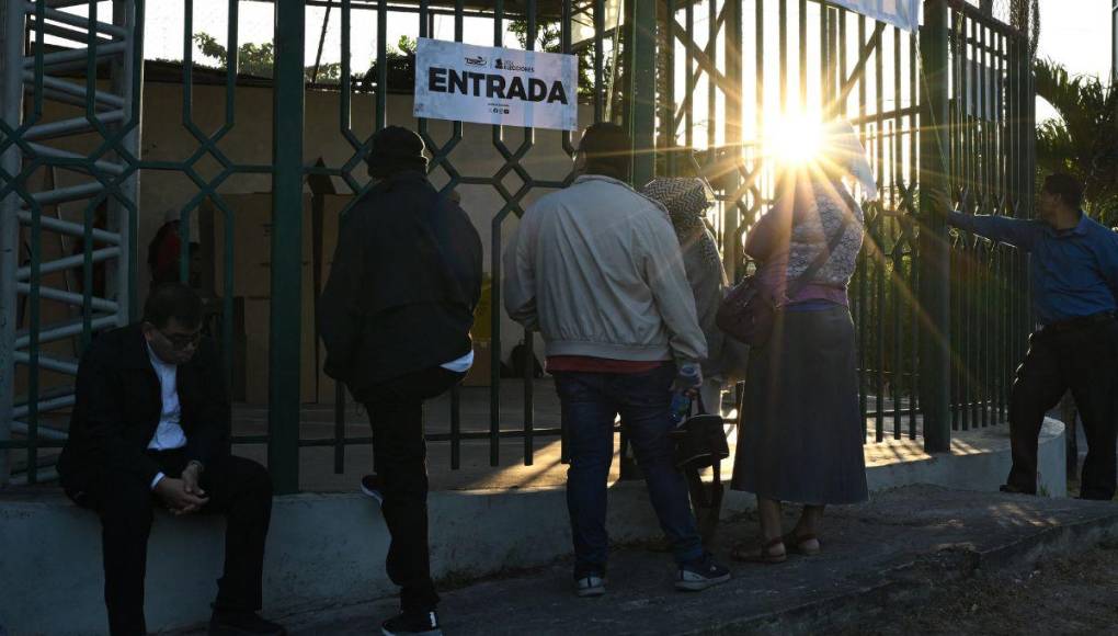 Salvadoreños salen a votar en una casi asegurada reelección de Bukele