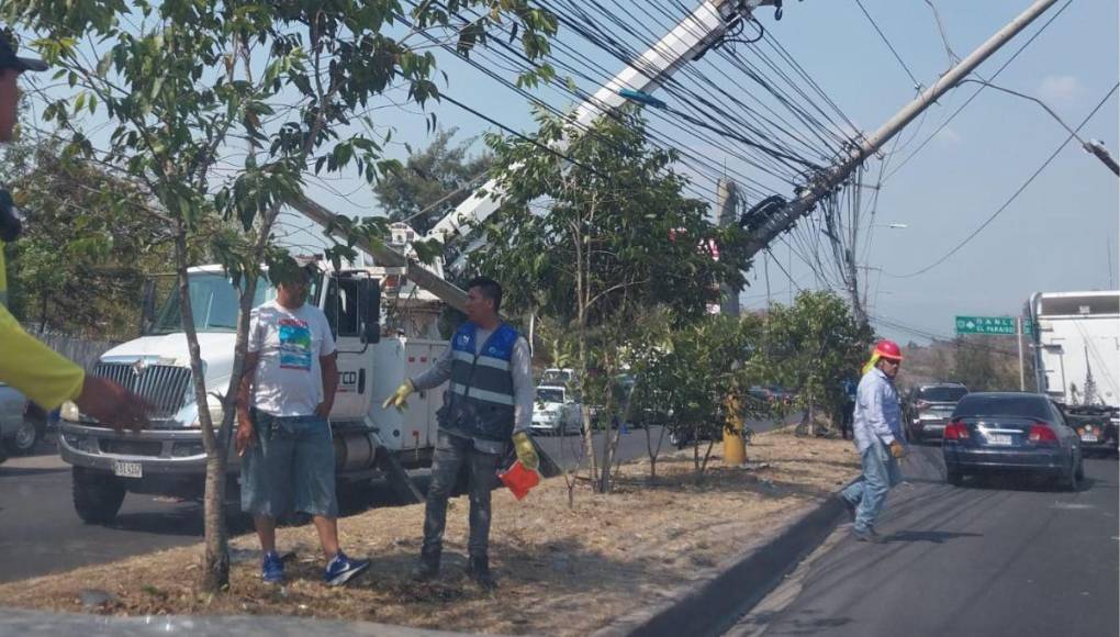 Carros dañados y postes caídos: imágenes del accidente de rastra en anillo periférico