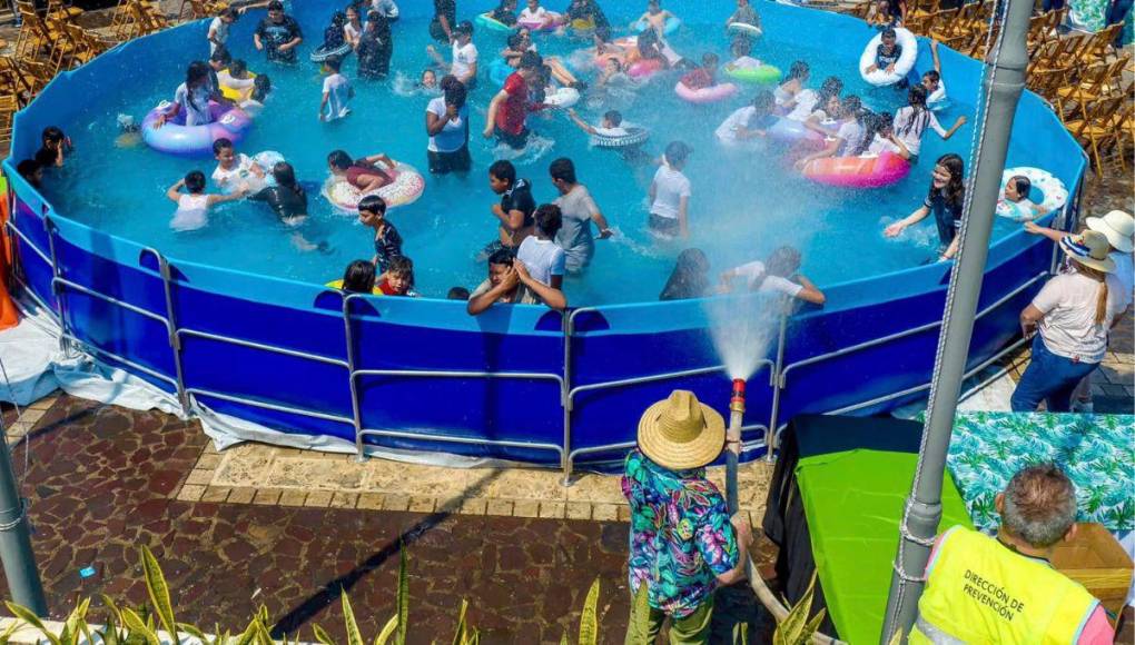 Así son las piscinas gigantes que instalaron en el parque central de San Pedro Sula