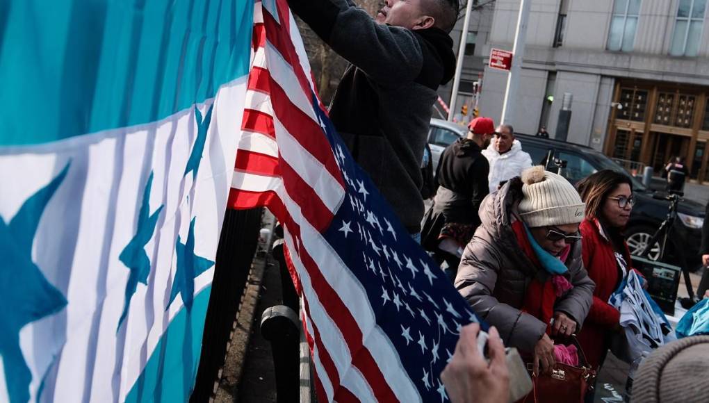 Juicio de JOH: Con banderas y pancartas, hondureños acuden a Corte de Nueva York