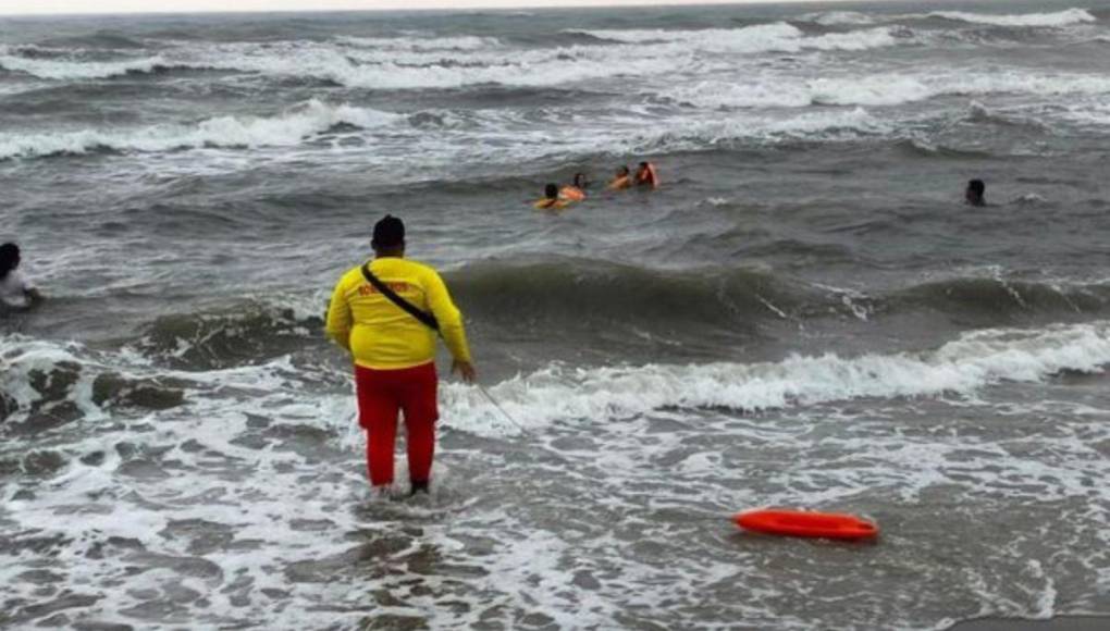 Así fueron los rescates de varios hondureños en ríos y playas durante la Semana Santa