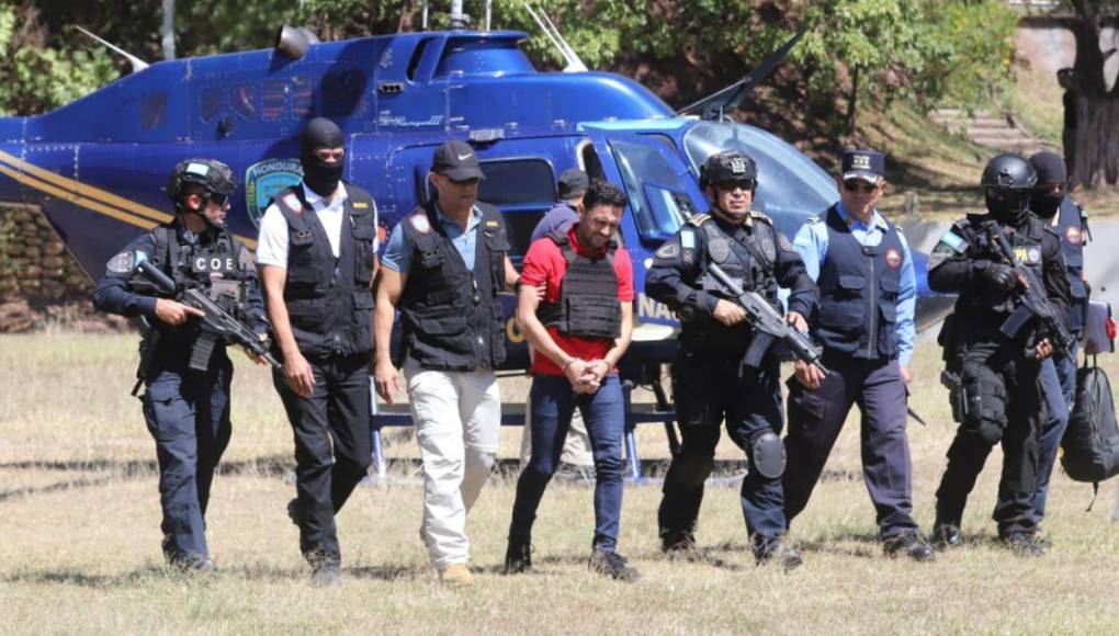 En helicóptero y haciendo señas llegó el extraditable Jorge Luis Aguilar