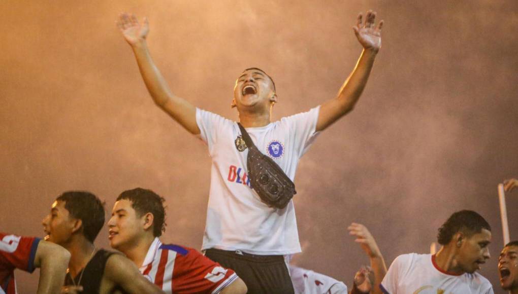 Espectacular llegada de la Ultra Fiel para el clásico Olimpia vs Motagua