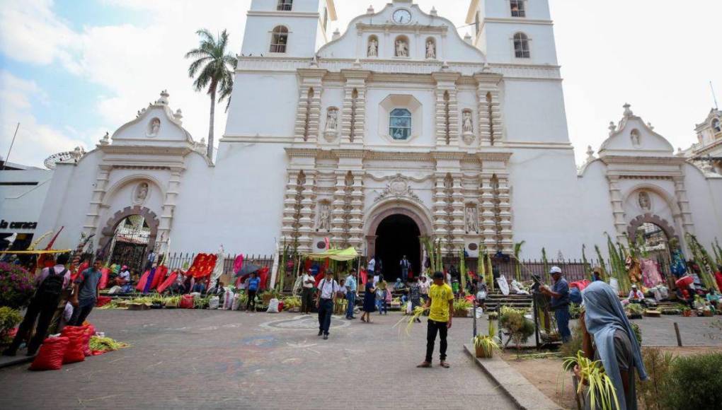 Tradición de palmas por Domingo de Ramos pinta de verde al Centro Histórico