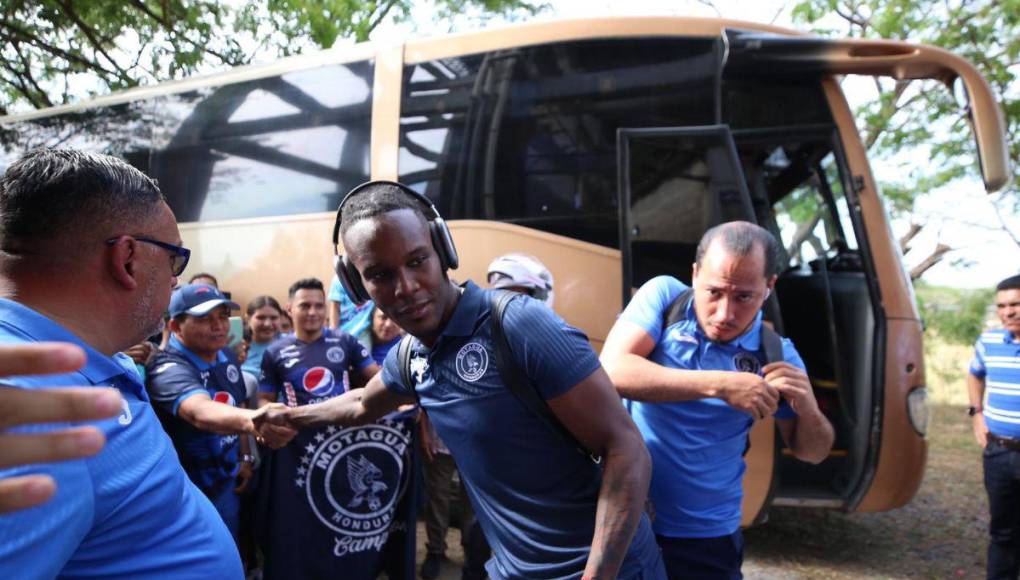 ¡El Emilio Williams se viste de Azul y Naranja! Bellezas deslumbran para el Motagua vs Lobos