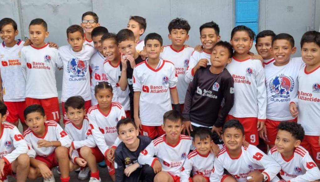 Así se vive el ambiente del Olimpia vs Lobos UPN en el Chelato Uclés