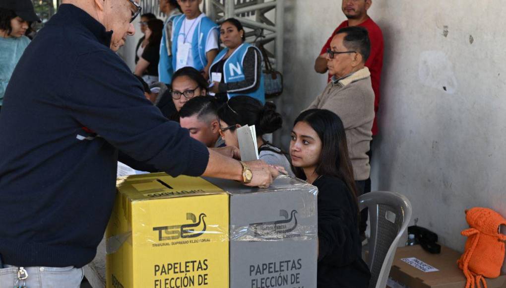 Salvadoreños salen a votar en una casi asegurada reelección de Bukele