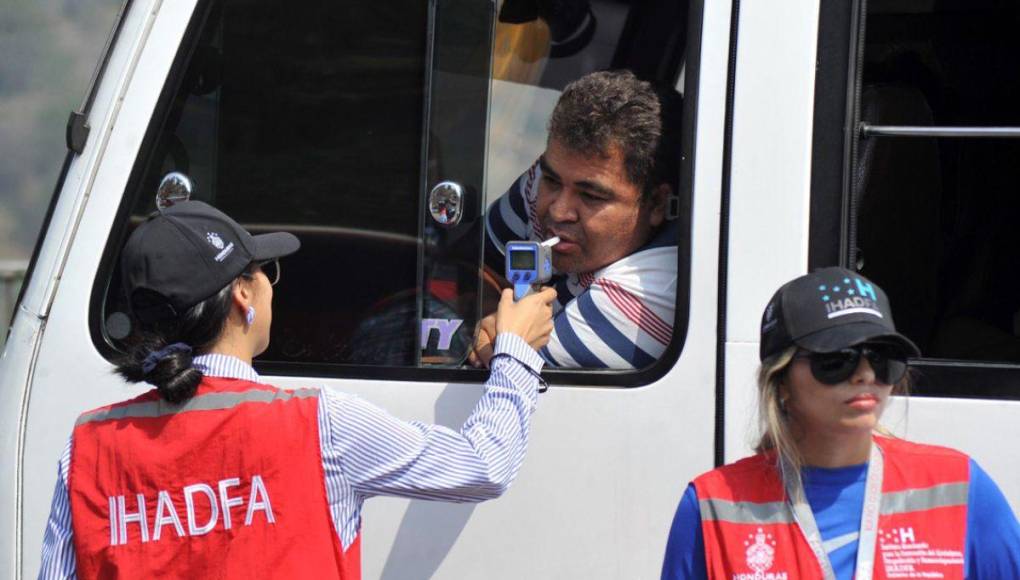 En carros paila y en buses, capitalinos siguen saliendo de la ciudad por Semana Santa