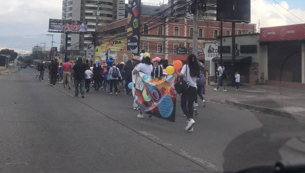 Marchan por la concientización sobre el autismo en la capital