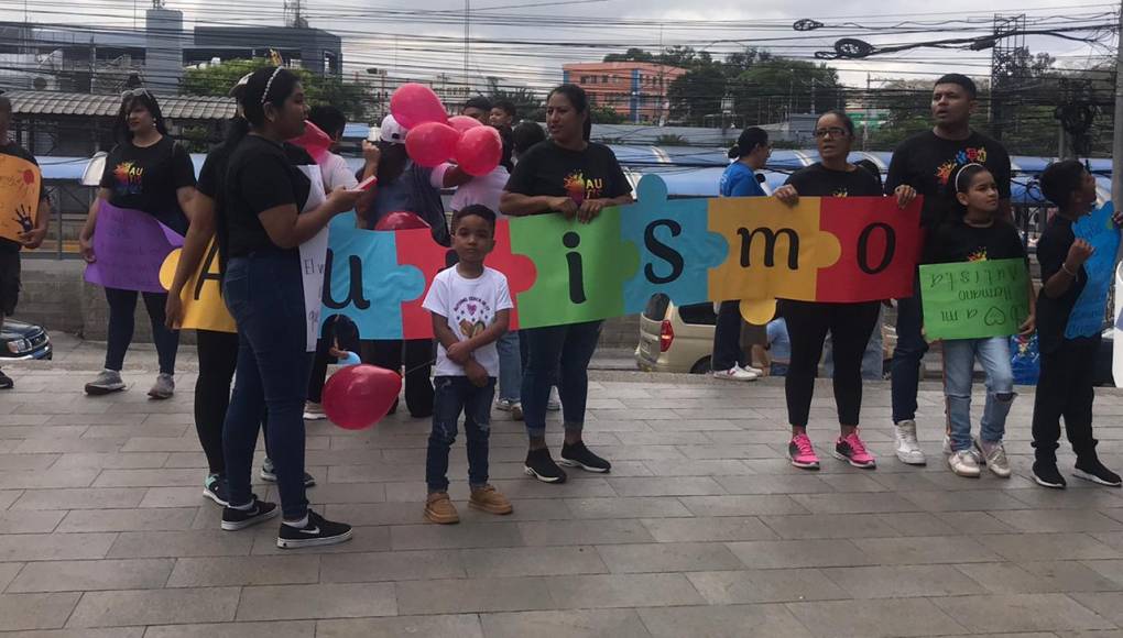 Marchan por la concientización sobre el autismo en la capital