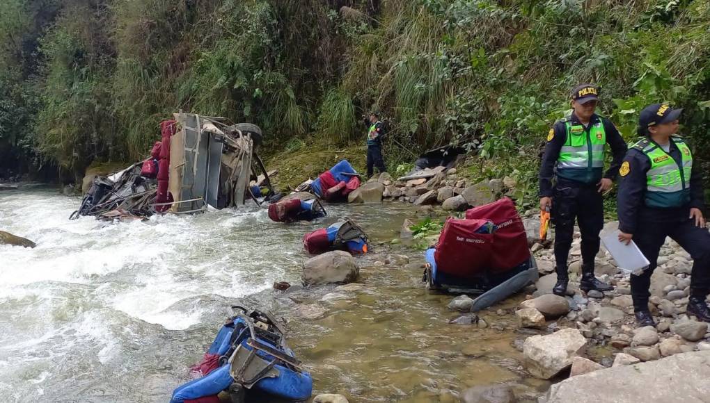 ¡Tragedia! Unos 23 muertos deja caída de un bus a un abismo en Perú