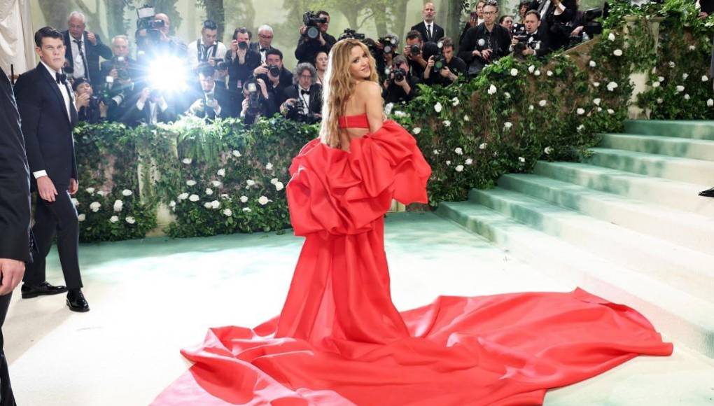 Shakira debuta en la Met Gala 2024, con espectacular diseño de Carolina Herrera