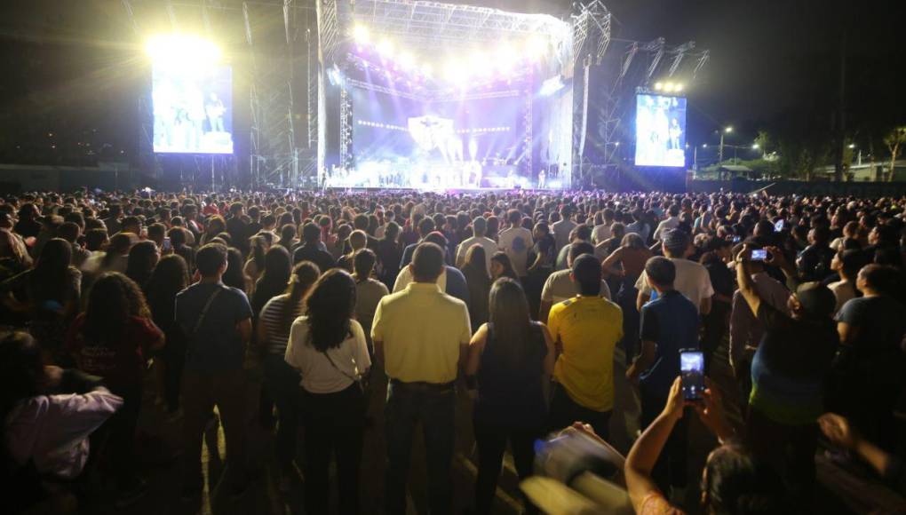 Evangélicos reciben la Semana Santa con masivo concierto en la capital