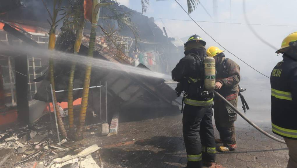 Por aire y tierra luchan para apagar voraz incendio en la capital